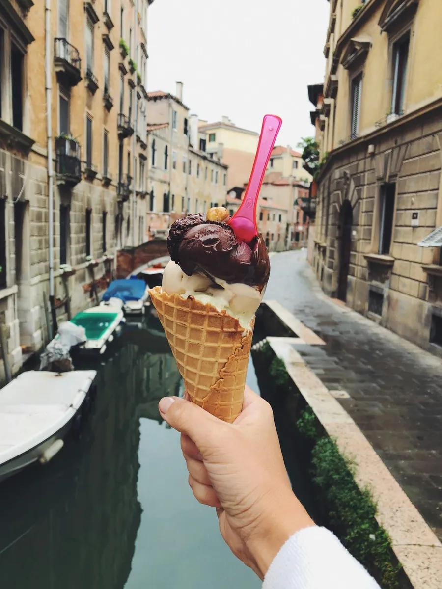 Qual è il segreto per un autentico gelato alla crema senza gelatiera?