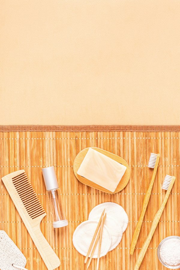 Come valorizzare un abito a portafoglio con accessori minimalisti?