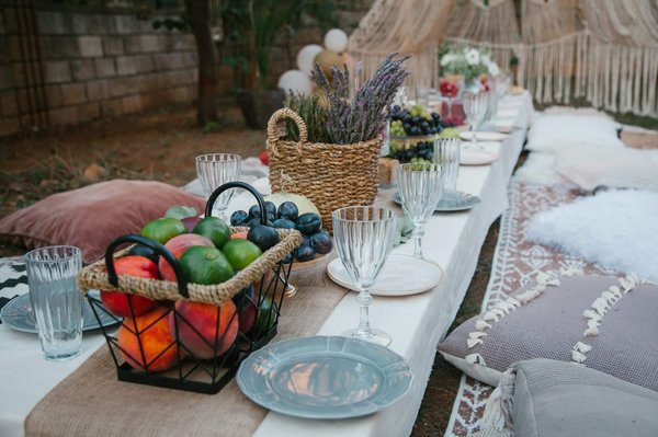 Come abbinare un maglione a collo alto con gioielli per un look invernale chic?